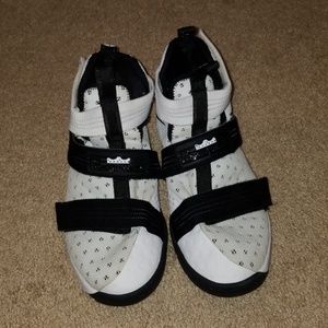 Kids basketball shoes